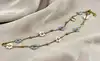 collier chaîne orné de fleurs en bills et perles synthétiques