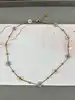 collier chaîne orné de fleurs en bills et perles synthétiques