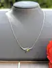 collier maille forçat centré d'un pendentif orné de 3 émeraudes taille navette or 750 millième (18 ct) 2,42g