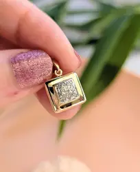 pendentif carré centré d'une pavage de petits diamants or 750 millième (18 ct) 1,63g