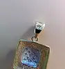 pendentif carré centré d'une pavage de petits diamants or 750 millième (18 ct) 1,63g