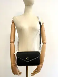 sac bandoulière coach wyn en cuir noir grainé, avec une poche amovibles plate avec 6 fentes