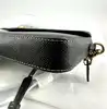 sac bandoulière coach wyn en cuir noir grainé, avec une poche amovibles plate avec 6 fentes
