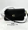 sac bandoulière coach wyn en cuir noir grainé, avec une poche amovibles plate avec 6 fentes