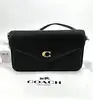 sac bandoulière coach wyn en cuir noir grainé, avec une poche amovibles plate avec 6 fentes