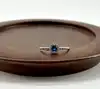1966460 bague solitaire perlée ronde ornée d'oxydes bleu et incolores t56 argent 925 millième (22 ct) 1,3