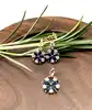 330686 boucles d'oreilles puces en forme de fleur pavé d’oxydes bleus et blancs