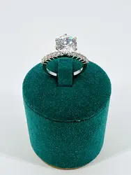 bague bague solitaire centrée d'un oxyde épaulé de 2 lignes de petits oxydes argent 925 millième (22 ct) 3,01g