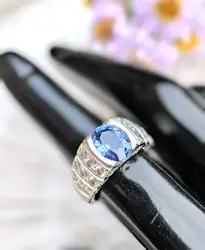 bague bandeau centrée d'un saphir d'environ 1,8ct épaulé de 18 diamants d'environ 0,90cts au total or 750 millième (18 ct) 9,19g