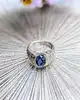 bague bandeau centrée d'un saphir d'environ 1,8ct épaulé de 18 diamants d'environ 0,90cts au total or 750 millième (18 ct) 9,19g