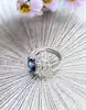 bague bandeau centrée d'un saphir d'environ 1,8ct épaulé de 18 diamants d'environ 0,90cts au total or 750 millième (18 ct) 9,19g