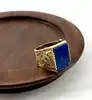 bague chevalière en acier doré, ornée d’une pierre rectangulaire en lapis-lazuli