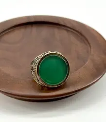 bague chevalière en acier doré, ornée d’une pierre ronde verte