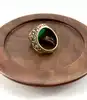 bague chevalière en acier doré, ornée d’une pierre ronde verte