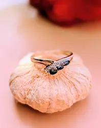 bague v en 2 ors centrée de 3 saphirs forme navette or 750 millième (18 ct) 1,75g