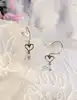 boucles d'oreilles pendentes chacune ornée d'un motif coeur vidé et un oxyde rond or 750 millième (18 ct) 0,74g