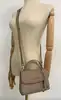 sac à bandoulière michael kors en cuir saffiano beige avec poignée
