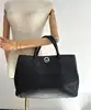 sac à main cabas lamarthe en cuir grainé noir fermoir tournant argenté