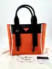 sac à main prada ouverture en toile orange et cuir noir