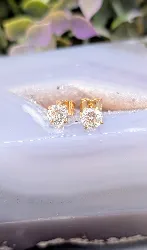 boucles d'oreilles puces chacune ornée d'un diamant taille brillante d'environ 0,45ct or 750 millième (18 ct) 1,05g