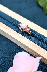 bague or centrée d'une perle de culture blanche dans une pavage de rubis navette avec 2 diamants or 750 millième (18 ct) 3,46g