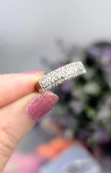 bague or blanc avec une pavage de 4 lignes de diamants or 750 millième (18 ct) 2,83g