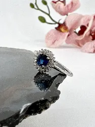 bague solitaire en argent centrée d'un oxyde bleu entourée de petits oxydes argent 925 millième (22 ct) 1,86 g