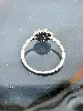 bague solitaire en argent centrée d'un oxyde bleu entourée de petits oxydes argent 925 millième (22 ct) 1,86 g