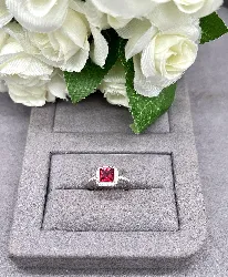 11342 bague solitaire avec oxyde carré rouge et entouré de strass argent 925 1,77g  argent 925 millième (22 ct) 1,5g