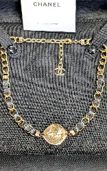 collier choker chanel en métal doré et cuir noir avec le pendentif logo cc