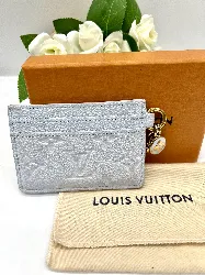 porte-cartes louis vuitton charmsenen cuir de vache bleu azur, orné de deux charms charms en forme de fleurs de monogram
