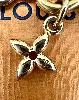 porte-cartes louis vuitton charmsenen cuir de vache bleu azur, orné de deux charms charms en forme de fleurs de monogram