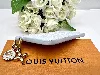 porte-cartes louis vuitton charmsenen cuir de vache bleu azur, orné de deux charms charms en forme de fleurs de monogram