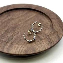 23077260 boucles d'oreilles pl-or forme lune ornée d'oxydes bleus