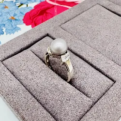 bague argent sertie de perle grise et épaulé des oxydes argent 925 millième (22 ct) 4g