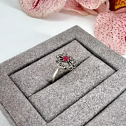 bague en argent avec une pierre rouge au centre entouré de strass noirs argent 925 millième (22 ct) 2,31g