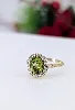 bague en orcentrée d'un péridot entouré de 20 petits diamants or 585 millième (14 ct) 2,79g