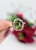 bague en orcentrée d'un péridot entouré de 20 petits diamants or 585 millième (14 ct) 2,79g