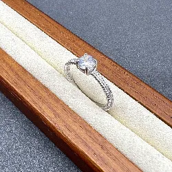 bague solitaire en argent centrée d'un oxydes argent 925 millième (22 ct) 1,81g