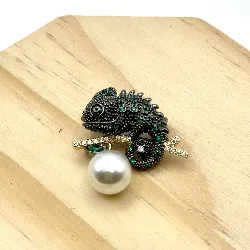broche caméléon sur branche en acier avec oxydes et perle synthétique
