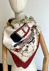 carré 90 / foulard hermès "les voitures à transformation" en soie dans les tons dominants vert, rouge et beige 88 x 88 cm