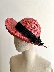 chapeau en paille chanel couleur rose saumon avec ruban noir