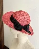chapeau en paille chanel couleur rose saumon avec ruban noir