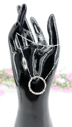 collier en or blanc maille forçat avec un pendentif rond serti de 32 diamants d'environ 0,64ct au total or 750 millième (18 ct) 4,