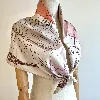 foulard / carré 90 hermès cheval de mer en soie fond beige