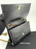 sac à chaîne yves saint laurent kate en cuir noir embossé crocodile, édition spéciale noël 2023