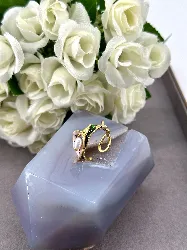 anneau avec perle synthétique en métal doré