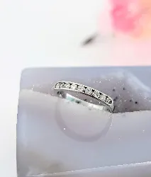 bague demie alliance en or blanc sertie de 9 diamants brillants d'environ 0,18ct au total or 750 millième (18 ct) 1,95g