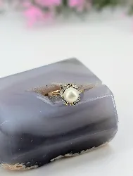 bague en 2 ors centrée d'une perle épaulée de petits diamants or 750 millième (18 ct) 4,61g