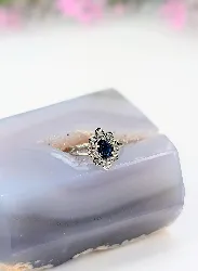 bague marguerite en or blanc centrée d'un saphir entouré de 8 petits diamants taille 8/8  or 750 millième (18 ct) 2,76g